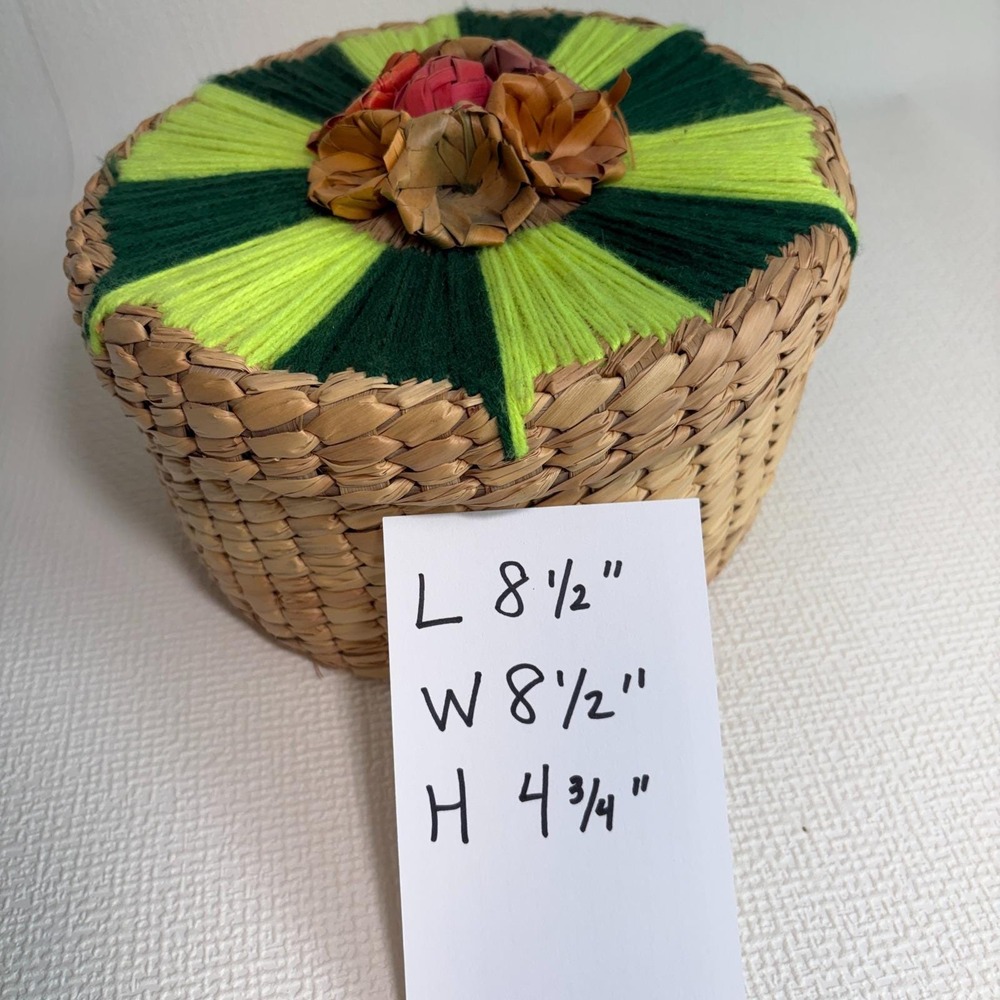 Handwoven Round Straw Basket Hinged Lid Green Yarn Sunburst Floral Boho Decor - Picture 11 of 11